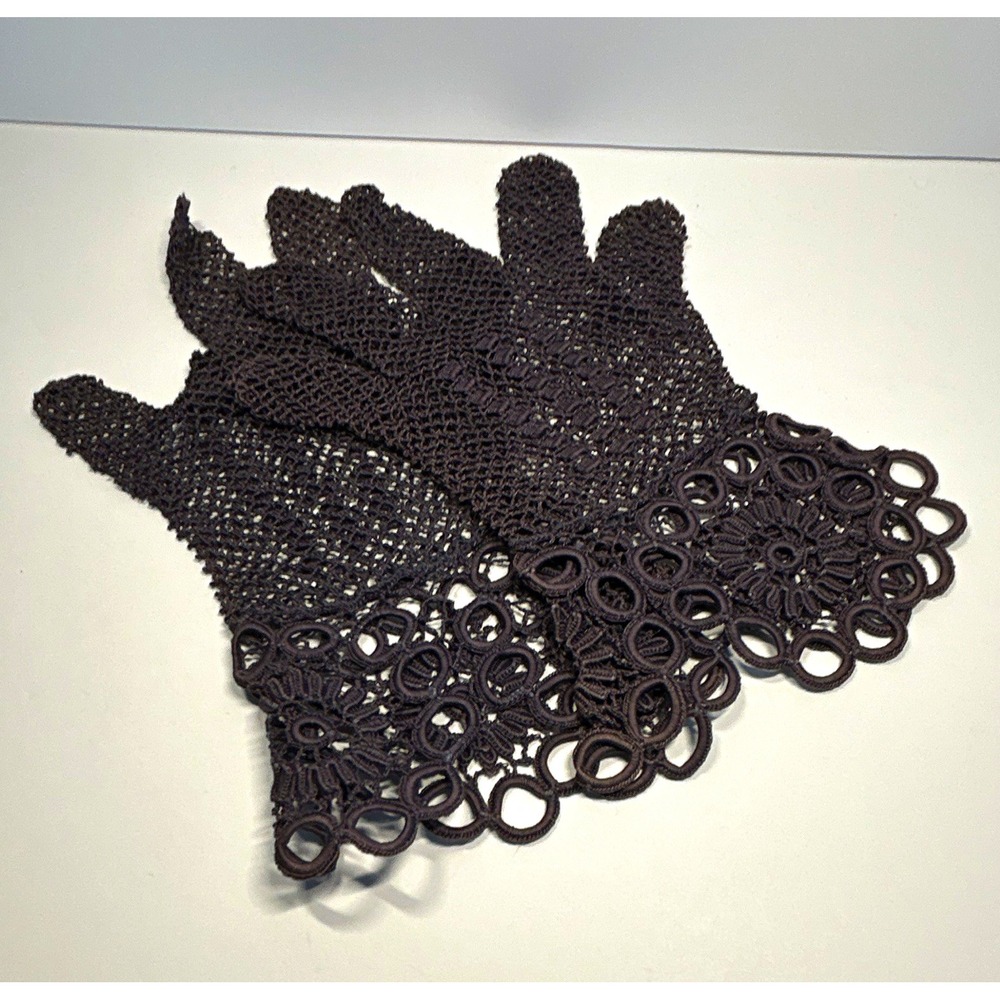 Women's purple Lace Wrist Length Gloves Lightweight handmade Germany
